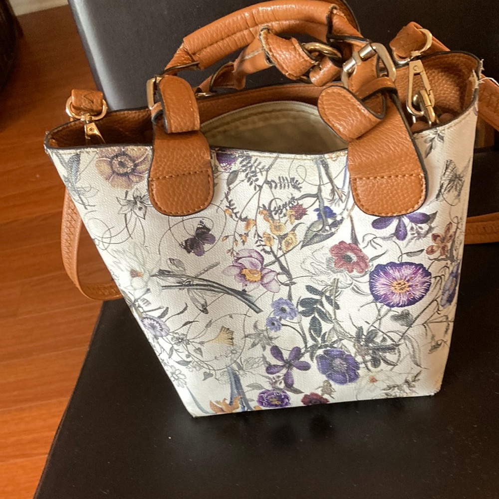 Handbag with extra bag inside with pxkets